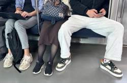 393543 B